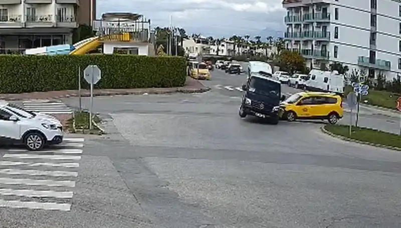 Kavşakta Gerçekleşen Kaza: Minibüs ve Ticari Taksi Çarpıştı, 4 Yaralı!