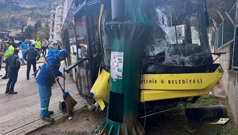 Bursa'da Belediye Otobüsü Kaza Yaptı: 8 Yaralı, Olayın Ayrıntıları Ortaya Çıktı