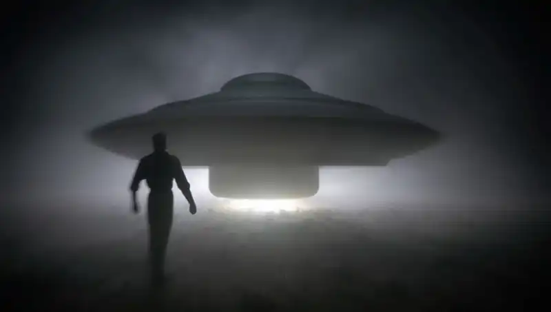 UFO Uzmanı Çarpıcı UFO Gözlemlerinin Ardından İkna Edici Uyarılar Yapıyor