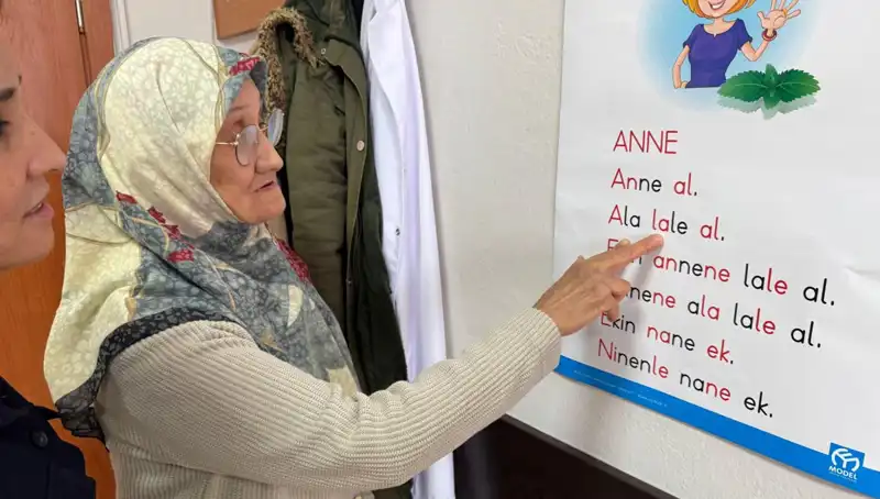 65 Yaşındaki Ayşe Teyze, Çocukluk Hayalini Gerçekleştiriyor: Okuma Yazma Öğreniyor