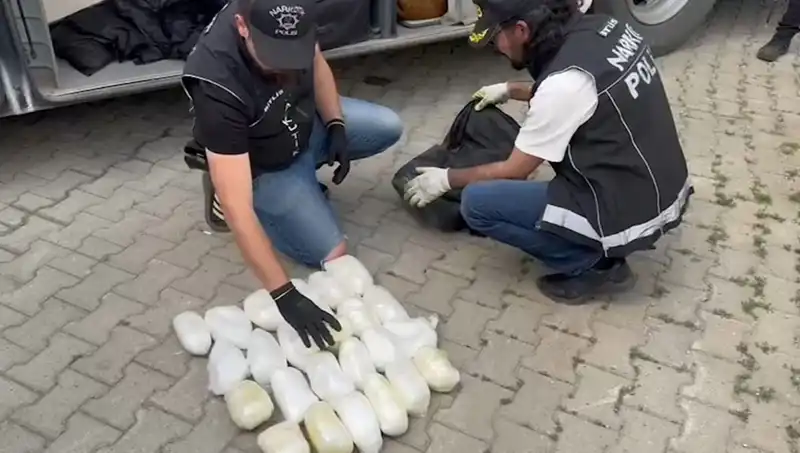 Uluslararası Havaalanında Şoke Edici Eşya: Yolcu Valizinden 13 Kilo Metamfetamin Çıktı!