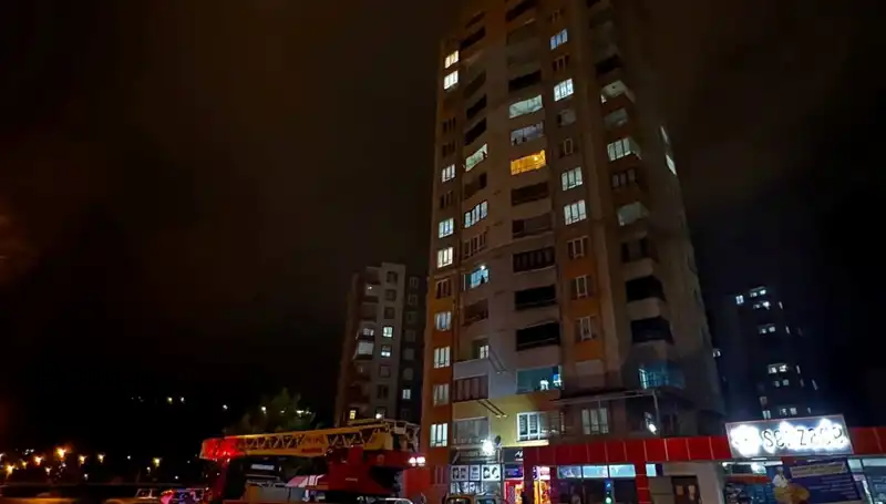 Yıldırım Düşmesi Sonrasında Apartman Çatısında Şok Edici Gelişmeler