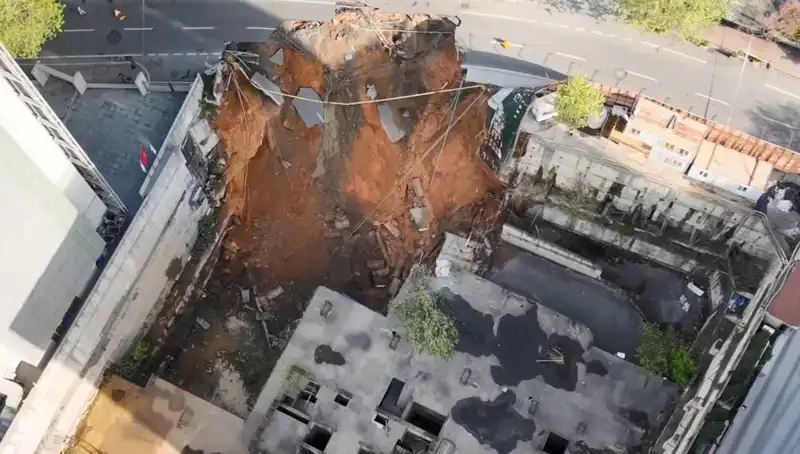 Sarıyer'de Şok! Cadde Çöktü, Trafik Kilitlendi