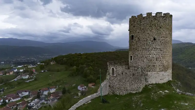 Bosna Hersek'in Tarih Kokulu Sokolac Kalesi: Zamana Direnen Bir Miras