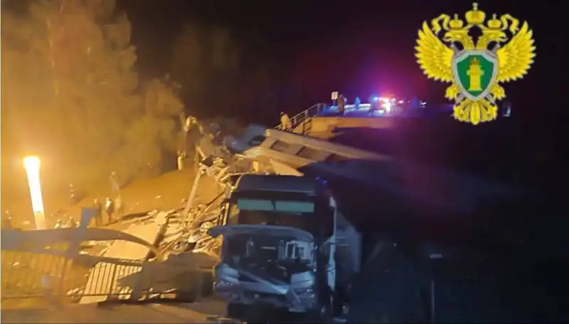Rusya'da Feci Kaza: Köprü Tren Üzerine Çöktü, Can Kaybı ve Yaralılar Var!