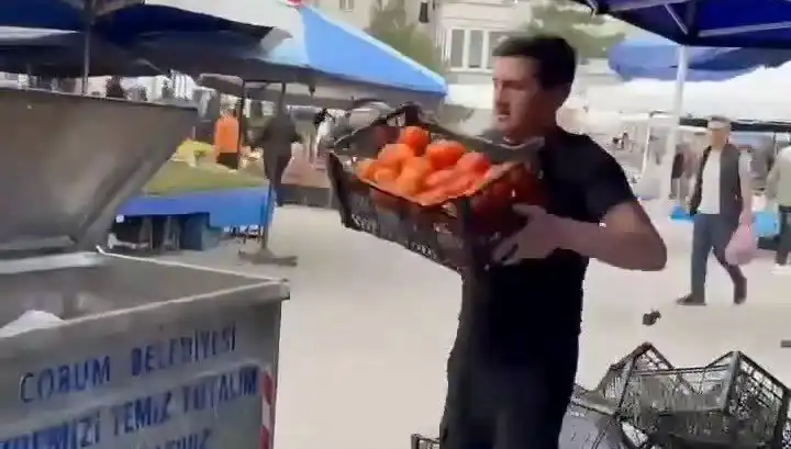 Domatesleri Çöpe Dökerek Pazarcıyla Rekor Para Cezası Uygulandı