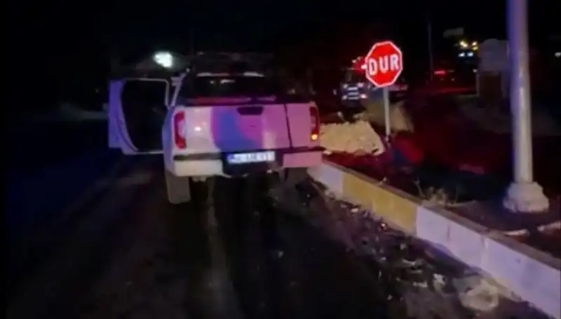 İzmir'de Kamyonet ve Hafif Ticari Araç Çarpıştı: 7 Kişi Yaralandı