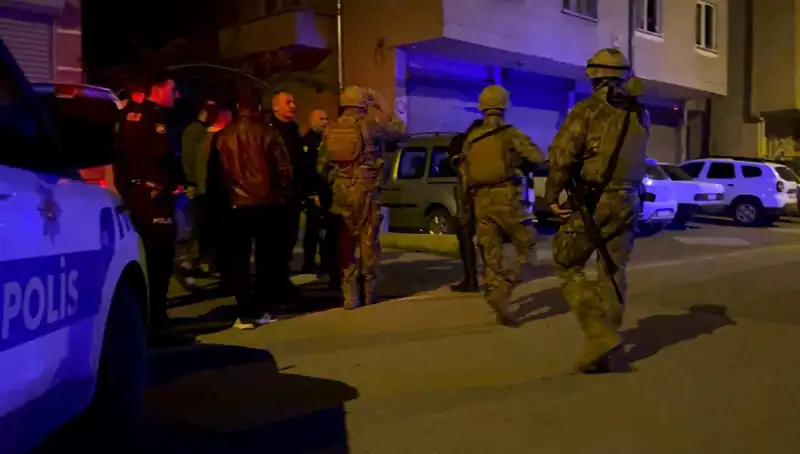 Balkondan Tüfekle Ateş Açan Şahıs, Polisi Görünce Kendini Eve Kapatıyor!