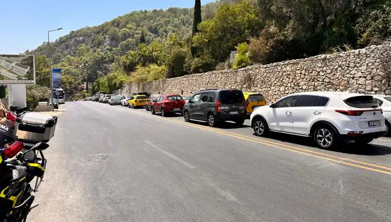 Fethiye-Ölüdeniz Yolunda Uzayan Kuyruk: Tatilciler Üç Kilometreyi Aştı!