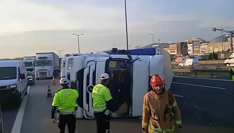 Pendik'te TIR Devrildi: Otoyolda İstabul Yönünde Kilitlenme Yaşandı