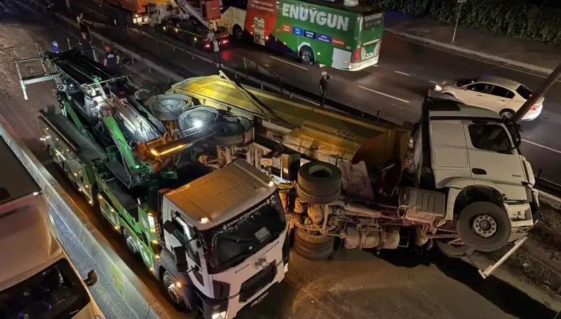 Moloz Yüklü Hafriyat Kamyonu Devrildi: Şok Eden Kaza Ayrıntıları