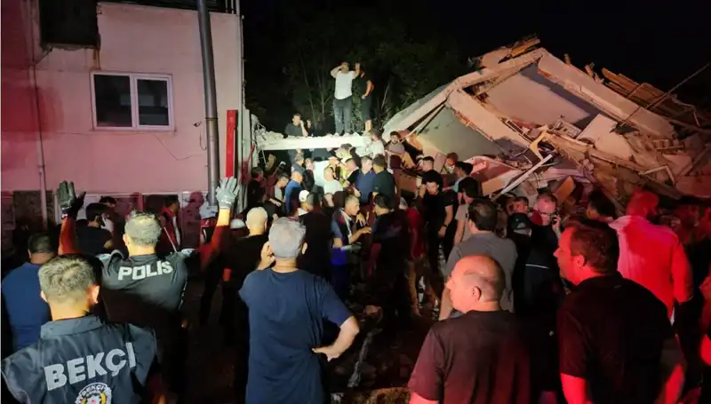 Balıkesir Sındırgı'da Şok 6,1 Büyüklüğünde Deprem: Can ve Mal Kaybı