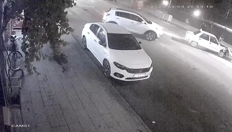 Yaya Geçidinde Bekleyen Adamın Kayıp Anları: İki Araç Çarpıştı