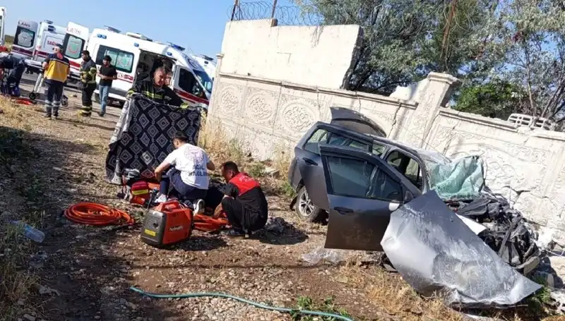 Lastiği Patlayan Araç İstinat Duvarına Çarpınca Feci Kaza: 1 Ölü, 6 Yaralı
