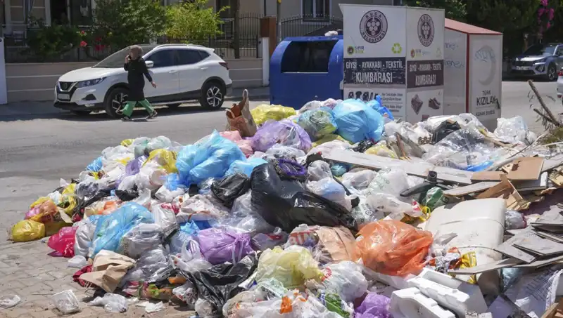 İzmir'de Çöp Yığınları Artıyor, Kentin Geleceği Tehlikede!