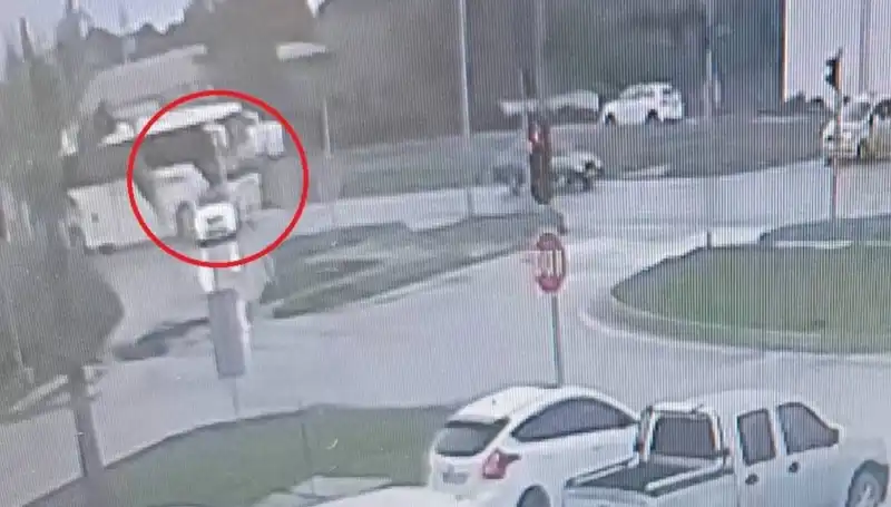Kırmızı Işıkta Durdu, Yolcu Otobüsü Hayatları Tehlikeye Attı!