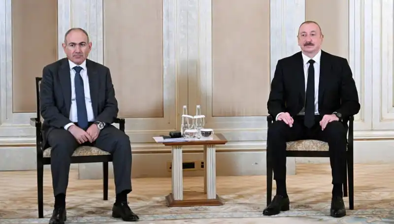 Aliyev ile Paşinyan Abu Dabi'de Tarihi Barış Görüşmesine İmza Attı