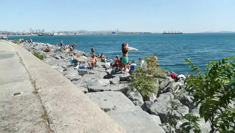 İstanbul'un Yaz Sıcağı: İstanbullular Sahillere Akın Etti