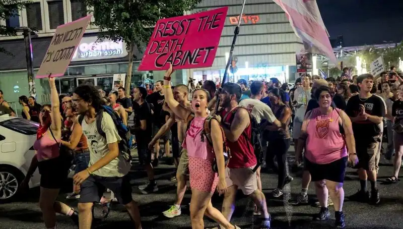 Tel Aviv'de On Binlerce Kişi Netanyahu'ya Karşı Sokağa Çıktı: Protestoların Arkasında Ne Var?