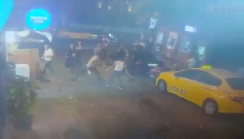 Beyoğlu'nda Laf Atma Kavgası Korkunç Sonuçlandı: Kan Aktı!