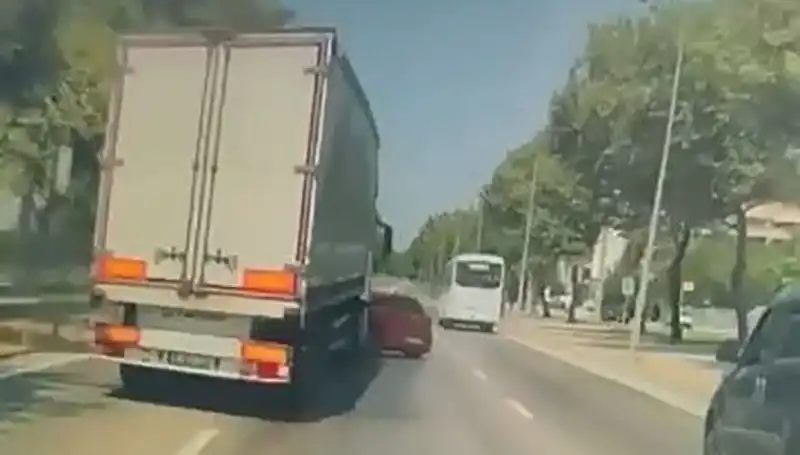 Bursa'da Kör Nokta Kazası: Sürücüler Dikkatli Olmalı!