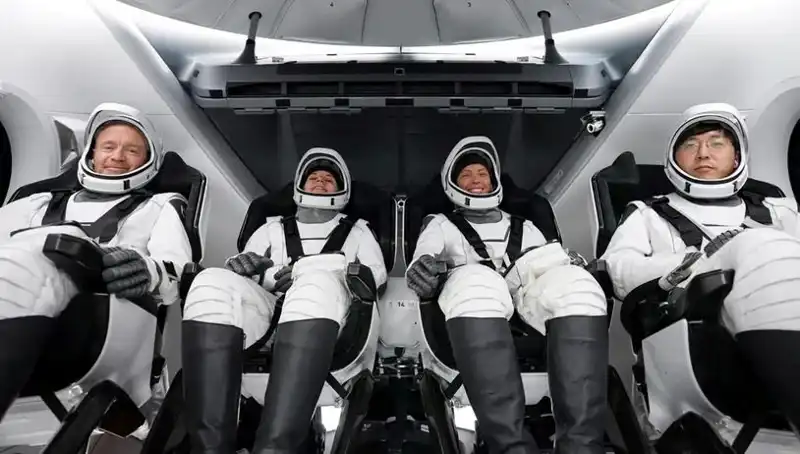 SpaceX’in Tarihi Görevi: Uzay Yolcuları Başarıyla Dünya’ya Döndü