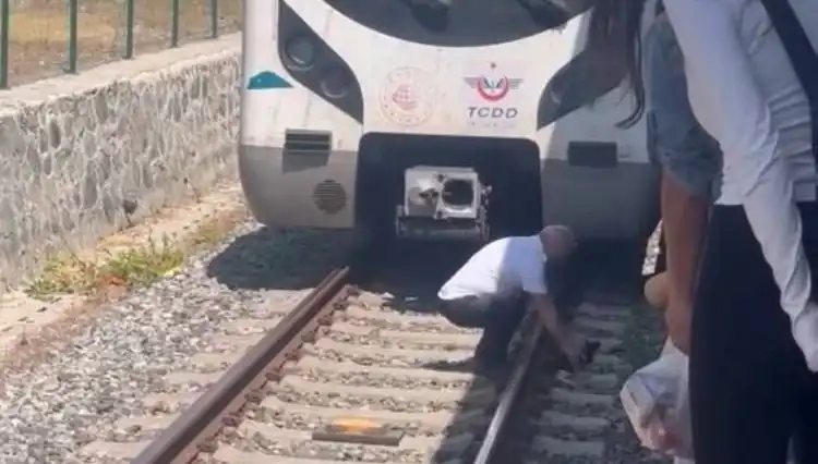 Marmaray'da Raylardaki Kediyi Kurtaran Makiniste Büyük Takdir