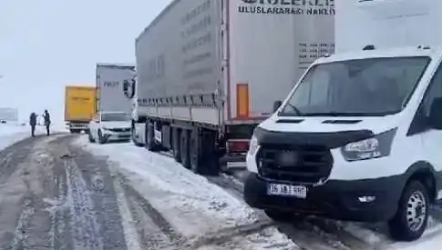 Kars-Ardahan Karayolunda Kar Yağışı: TIR'lar Çile Çekiyor!