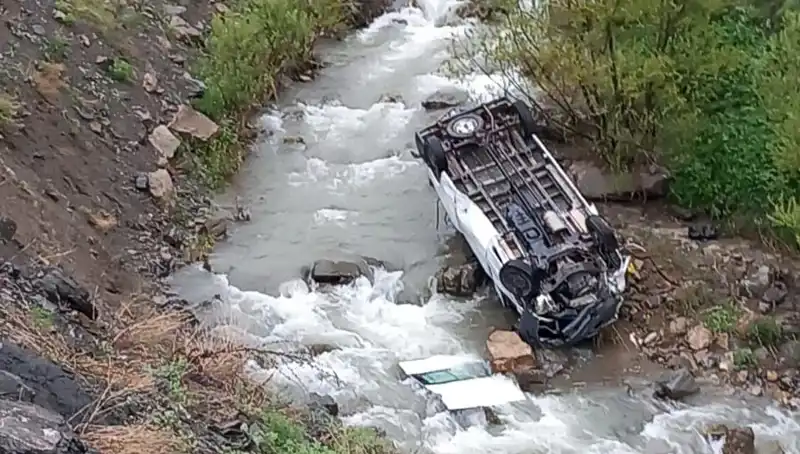 Hakkari'de Minibüs Devrildi: Derede Can Pazarı Yaşandı, İki Kişi Hayatını Kaybetti