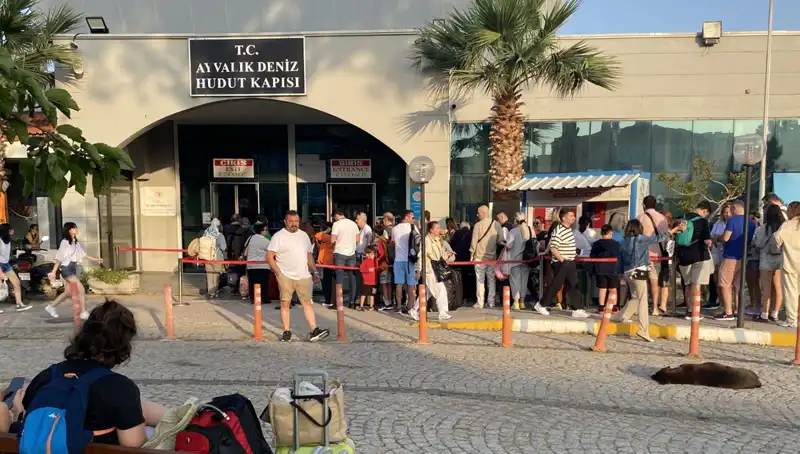 Bayram Tatilinde Midilli Adası'na Yoğun İlgi: Tatilciler Akın Etti