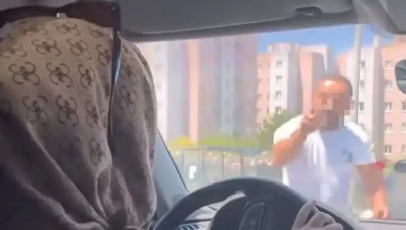 Trafikte Dehşeti Yaşatan Olay: Aracın Camını Yumruklayarak Önünü Kesti