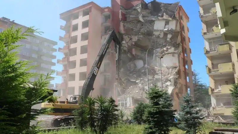 Dalgalar Yıkıyor: İki Bina İçin Yıkım Süreci Başladı