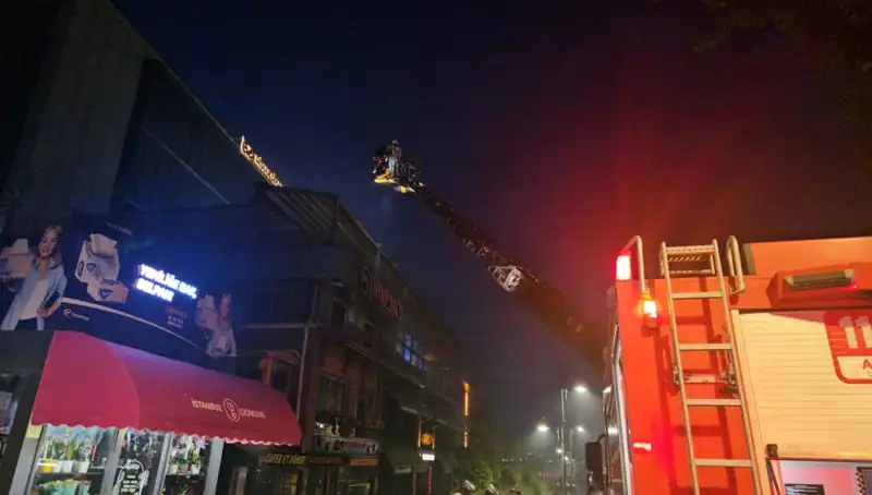 Beşiktaş'ta 3 Katlı Restoranda Korkutan Yangın: Detaylar ve İlk İzlenimler
