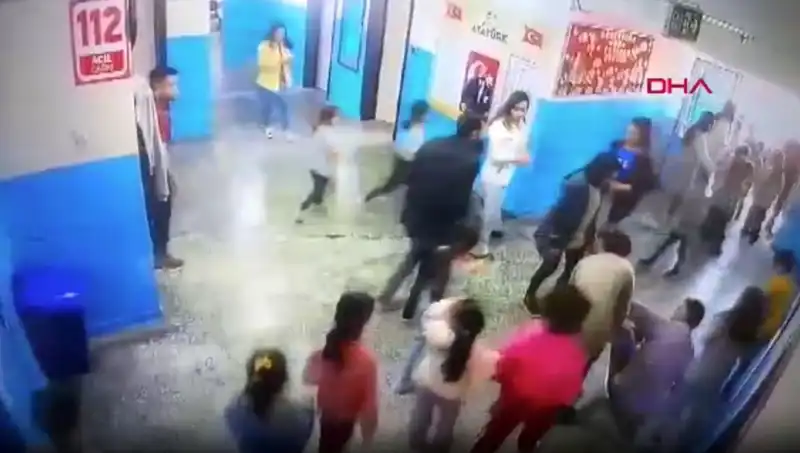 Baygın Düşen Öğrenciyi Kurtaran Müdür Yardımcısı: O Anlar Kameralarda