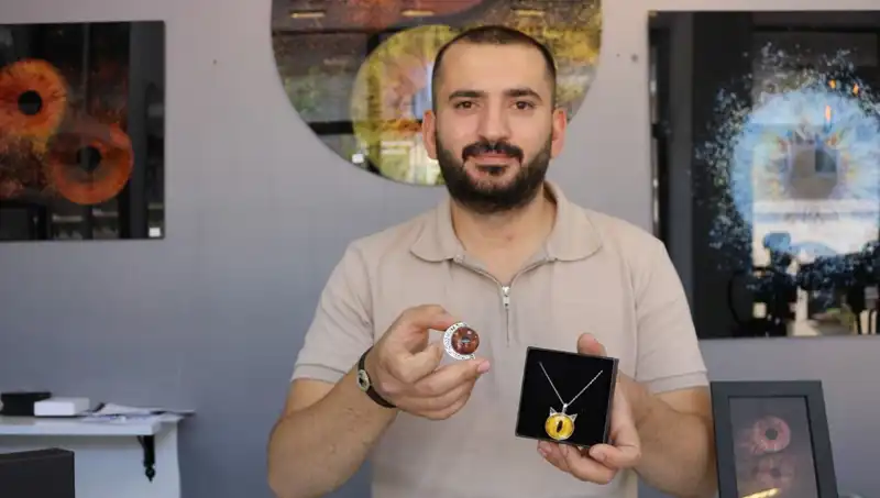 İris Fotoğraflarını Takı ve Tabloya Dönüştüren Sanatçı: İlk Uygulayıcı Kendisi!
