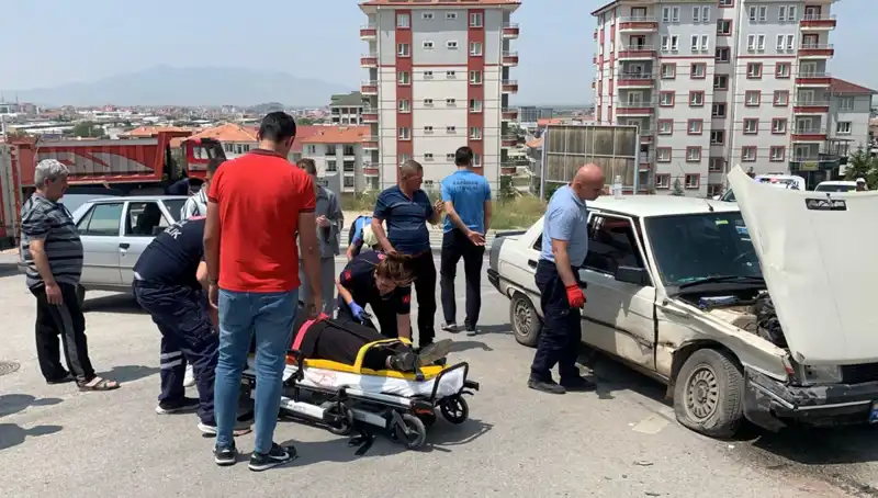 Kavşakta meydana gelen kaza: İki yaralı, trafiği felç etti!