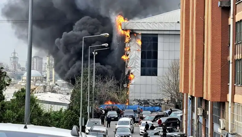 Başakşehir'de Sanayi Sitesinde Yangın: Ekipler Olay Yerinde Müdahaleye Başladı