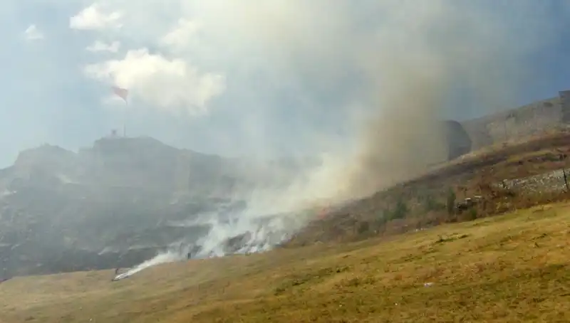 Kars Kalesi'nde Korkutan Anız Yangını: Doğaya Zarar Verdi