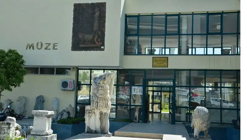 Çöpe Atılan Biletler: Müzede Şok Olay ve Hapis Cezası