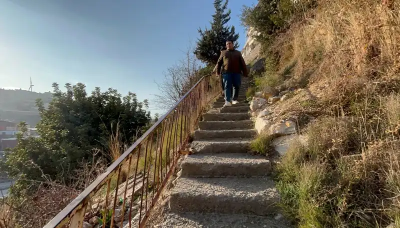 Uçurumun Kenarındaki Hayat: 107 Basamakla Evine Ulaşanlar