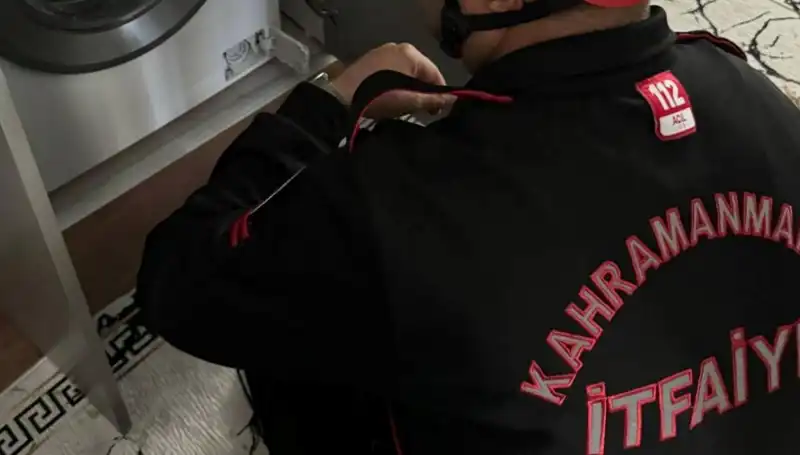 Çamaşır Makinesine Sıkışan Kediye İtfaiye Kurtarma Operasyonu