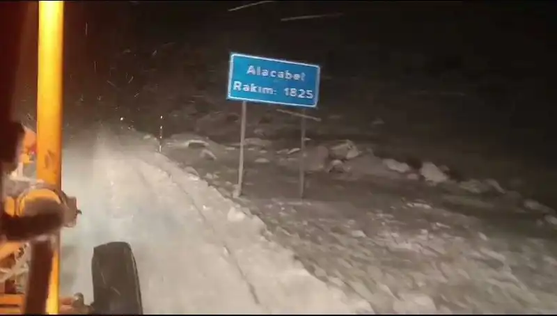 Antalya'da Kar Sürprizi: Kış Gelmeden Tatilcileri Şaşırttı!