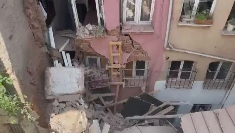 İstanbul’da Korkutan Olay: Üç Katlı Binanın Balkonu Aniden Çöktü