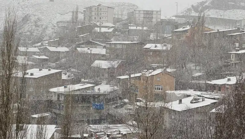Hakkari'de Nisan Ayında Yağan Kar, Doğayı Beyaza Bürüdü!