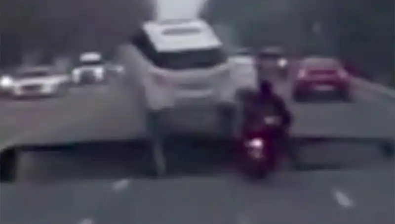 Güney Kore Otoyolunda Dev Çukur Motosikleti Yuttu: Neyin Tutarından Korkulmalı?