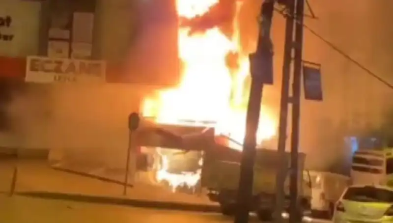 Başakşehir’de İş Merkezinde Çıkan Yangın Paniğe Neden Oldu