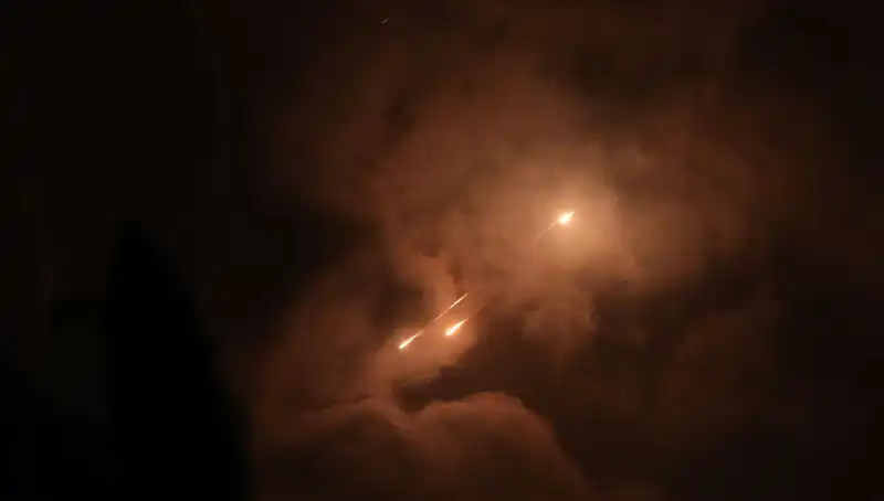 İran’ın Gece Saldırıları: Füzelerin Ateşleme Saatleri Neden Önemli?