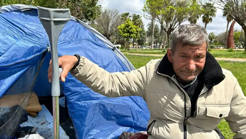 Kaza Sonrası Hayatını Kaybeden Genç: Parkta Çadırda Yaşam Mücadelesi
