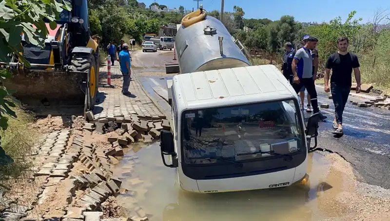 Bodrum'da Su Hattı Patladı, Tanker Çukura Düşerek Tüm Dikkatleri Üzerine Çekti