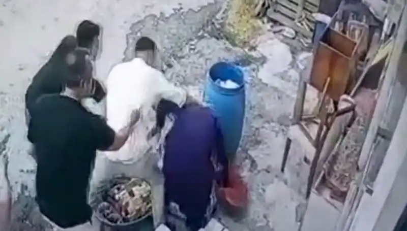 Başakşehir'de Baba Oğul, Bidon Tartışmasında 58 Yaşındaki Kadını Darbetti!